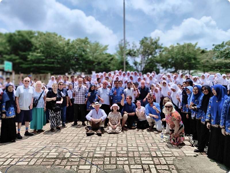 Kunjungan Tamu Australia ke SMPN 1 Mentok Sukses Digelar, Tari Campak dan Seribu Kue Warnai Acara